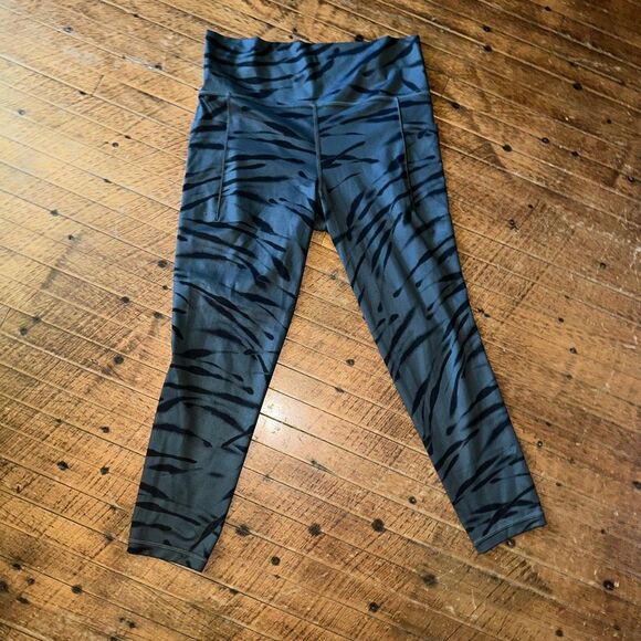 Athleta M salutations stash pocket II zebra stripe tight 7/8 leggings - Picture 3 of 5